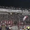 ΑΕΛ Novibet: Οι οπαδοί ύψωσαν πανό για τις τραγωδίες στη Ρουμανία και το εργοστάσιο “Βιολάντα”