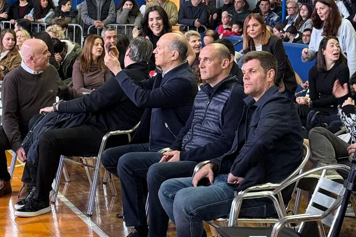 Οι αδελφοί Αγγελόπουλοι στην τελετή ονοματοδοσίας του κλειστού Αγίου Δημητρίου σε Γιωργος Πρίντεζης