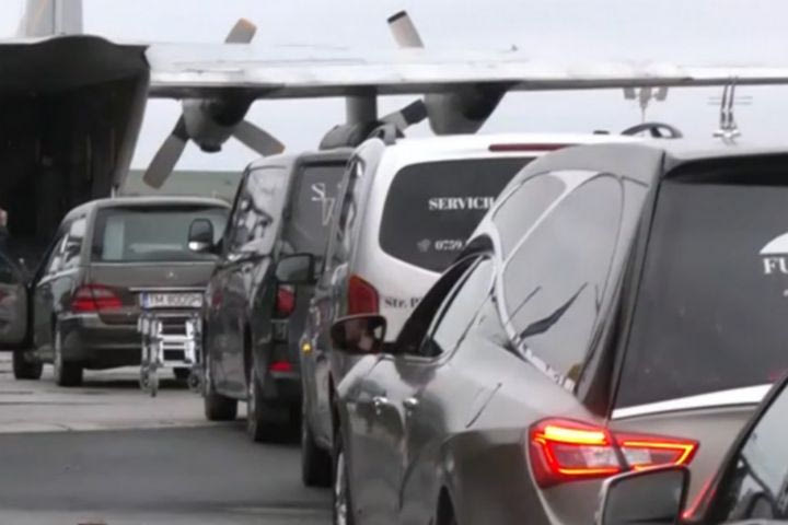 Ρίγη συγκίνησης στο αεροδρόμιο της Τιμοσοάρα: Το C-130 παρέλαβε τις σορούς των 7 οπαδών του ΠΑΟΚ – Τρισάγιο στη μνήμη τους