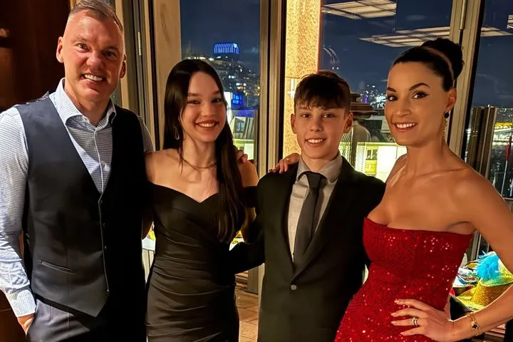 Ο Σαρούνας Γιασικέβιτσιους ποζάρει αγκαλιά με την οικογένειά του και υποδέχεται το 2026