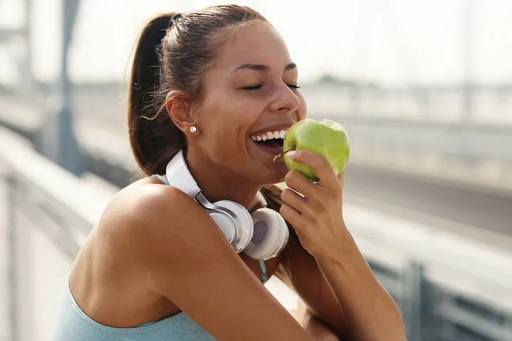 Γιατί δεν πρέπει να αφαιρείς ποτέ τη φλούδα από το μήλο