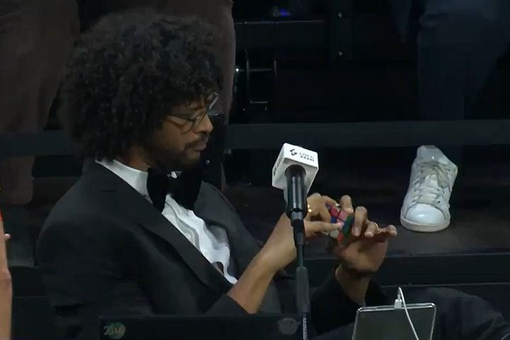 EuroLeague: Ο εκφωνητής της Βιλερμπάν έλυνε κύβο του Ρούμπικ και διάβαζε εφημερίδα όσο οι διαιτητές συζητούσαν με τη γραμματεία