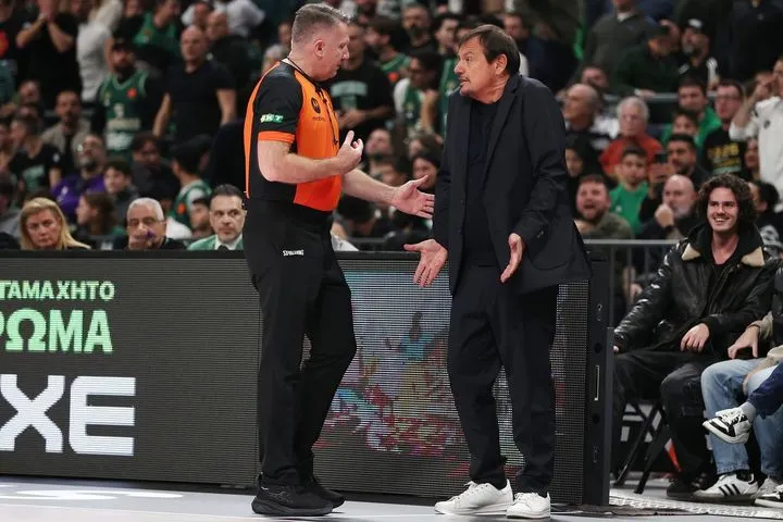 Το φάουλ που χρεώθηκε στον Γκραντ πάνω στον Έντουαρντς και η τεχνική ποινή που δέχθηκε ο Αταμάν