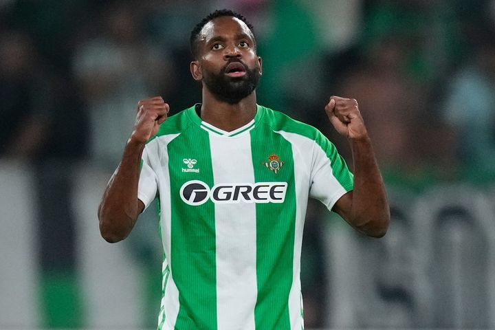 Μπακαμπού: Η Μπέτις βγάζει στο σφυρί τον Κονκολέζο φορ, δύο ομάδες της La Liga στο κυνήγι της απόκτησής του