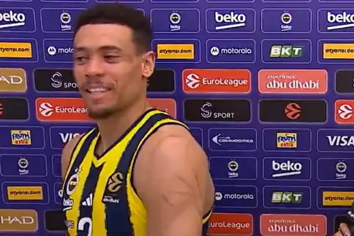 Ο Μπάλντγουιν έδειξε τις γρατζουνιές του στην κάμερα: “Αυτό είναι το παιχνίδι του Ολυμπιακού, τυπικές ελληνικές ομάδες”