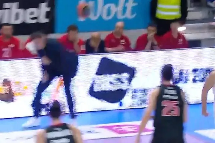 Ξεκαρδιστική στιγμή: Ο Μπαρτζώκας έδειξε γρήγορα αντανακλαστικά και η μπάλα χτύπησε τον Βεζένκοβ στον πάγκο του Ολυμπιακού