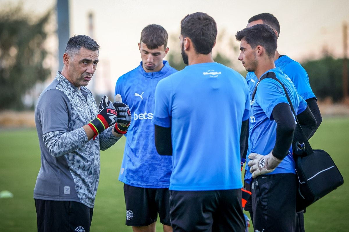 Ο Διονύσης Χιώτης με τους τερματοφύλακες του ΟΦΗ