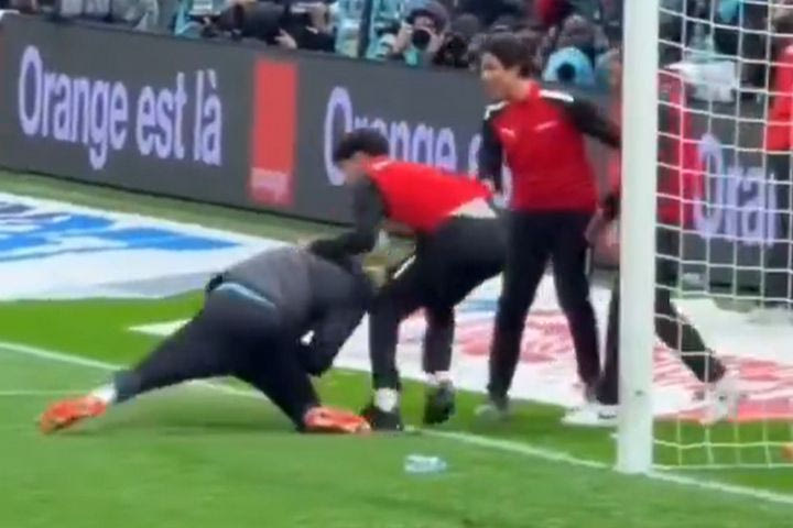 Copa Africa: Μάχη των ball boys του Μαρόκου με τον αναπληρωματικό κίπερ της Σενεγάλης για την πετσέτα του Μεντί
