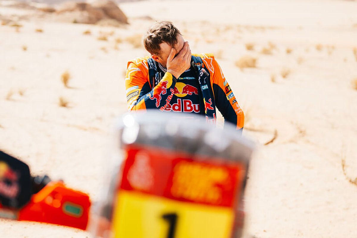 Η στιγμή του Ντακάρ: Ο επικεφαλής στις μοτοσικλέτες Σάντερς έπεσε, ο διώκτης του, Μπράμπεκ, σταμάτησε για βοήθεια -Δείτε το Video