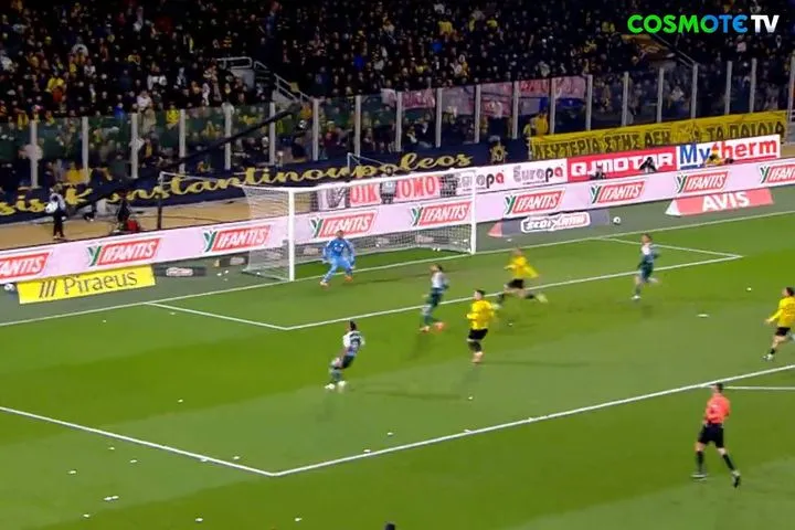 Ο Γκατσίνοβιτς έστειλε την μπάλα στο δοκάρι με σέντρα-σουτ άπο πλάγια θέση