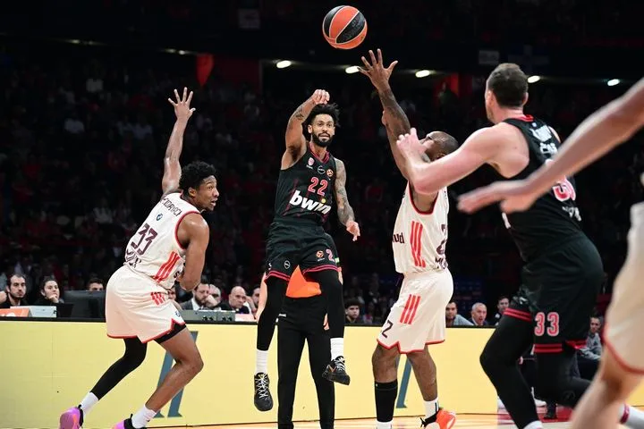 Ο Ντόρσεϊ τάισε Βεζένκοβ, Φουρνιέ και Μιλουτίνοβ στο πρώτο δεκάλεπτο κόντρα στην Μπάγερν