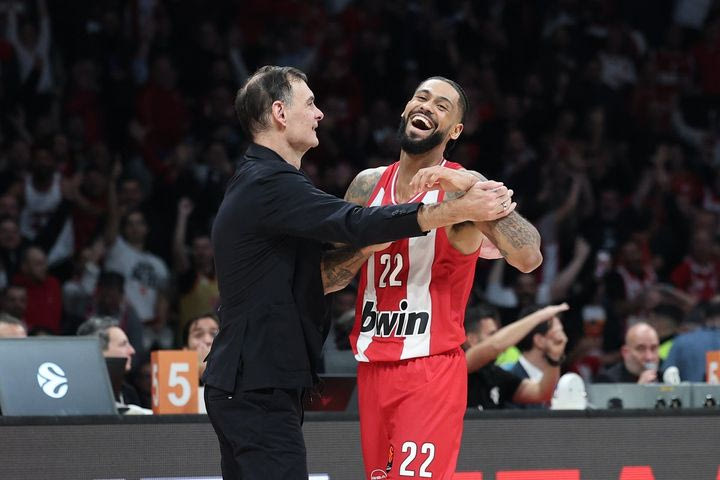 Ολυμπιακός: Δεν πήρε τη διαφορά, αλλά η αγκαλιά του Μπαρτζώκα στον Ντόρσεϊ ήταν η στιγμή του αγώνα