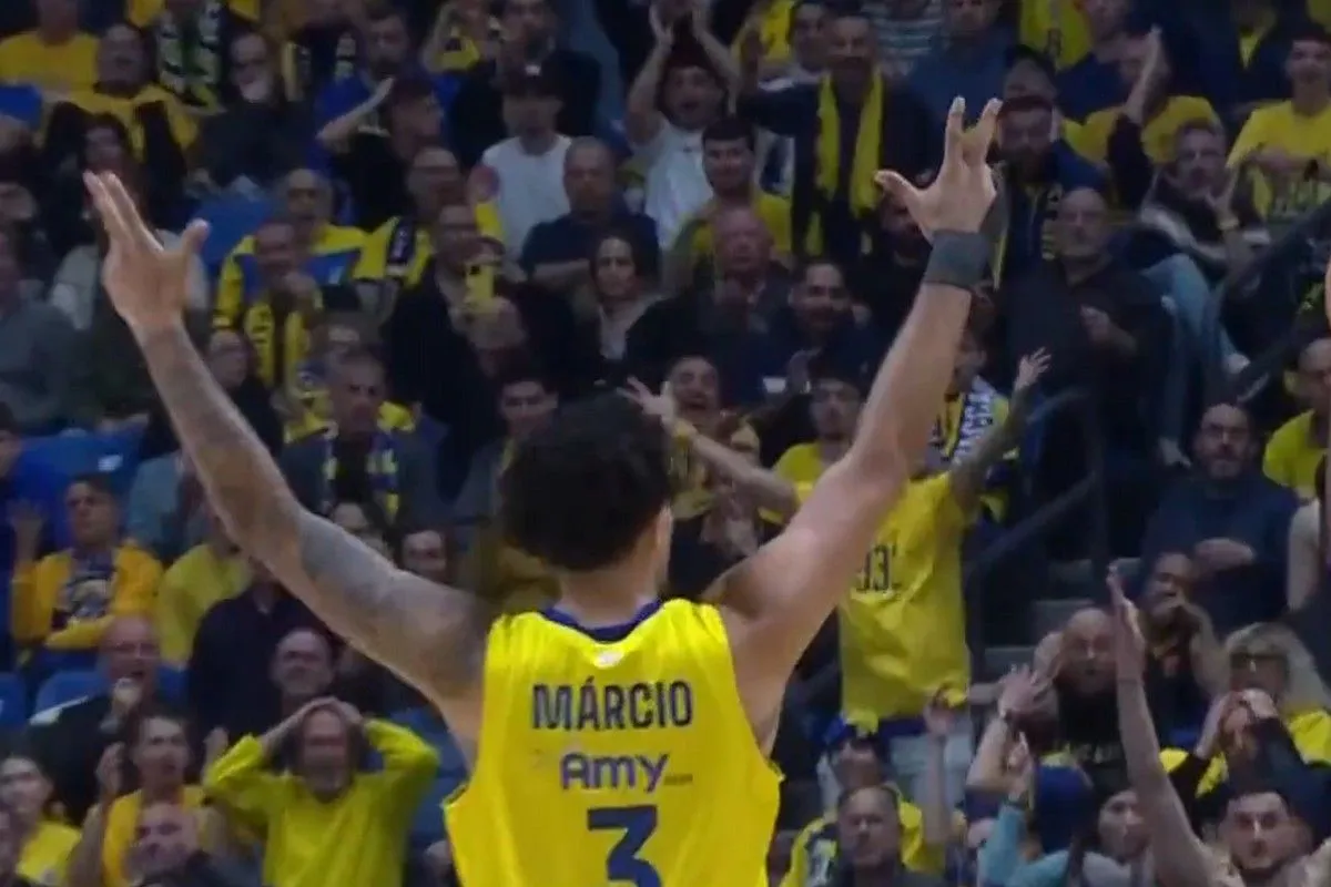 Μακάμπι – Ζάλγκιρις: Ο Ντος Σάντος έβαλε τρίποντο κατά λάθος και το πανηγύρισε