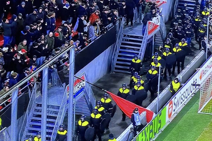 Ουτρέχτη – Γκενκ: Ένταση μεταξύ Βέλγων οπαδών και της αστυνομίας, καθυστέρηση 50 λεπτών στην έναρξη του αγώνα