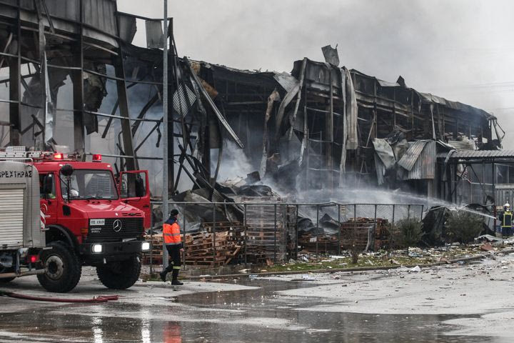 Τρίκαλα: Νεκρές τέσσερις εργαζόμενες από τη φωτιά – Κόπηκε στη μέση το εργοστάσιο