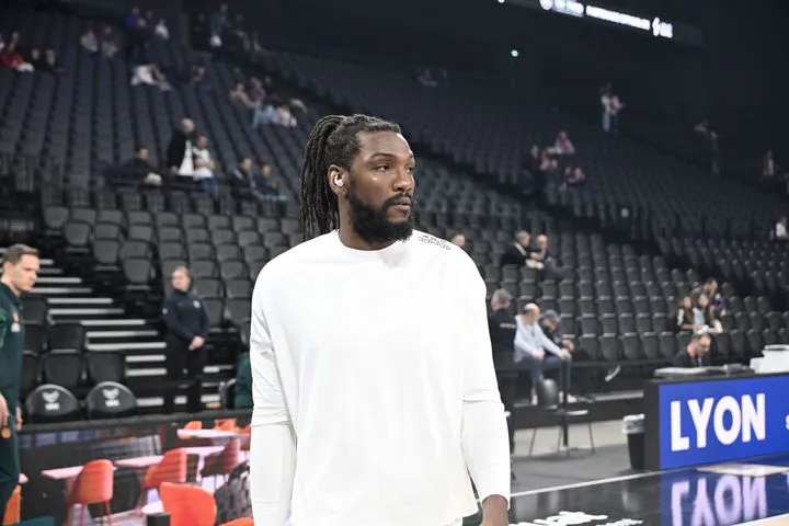 Ενός λεπτού χειροκρότημα πριν από το παιχνίδι του Παναθηναϊκού με τη Βιλερμπάν στη μνήνη των επτά νεκρών οπαδών του ΠΑΟΚ