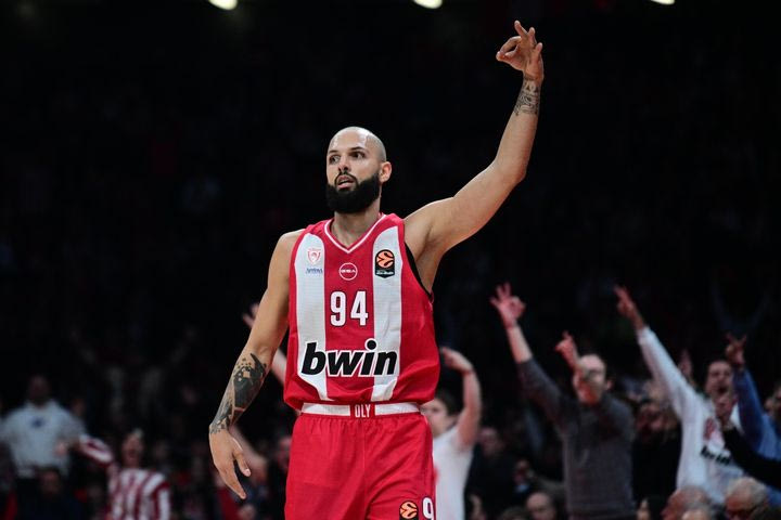 Dubai BC – Ολυμπιακός: Ο Φουρνιέ έβαλε τρίποντο από το “σπίτι” του