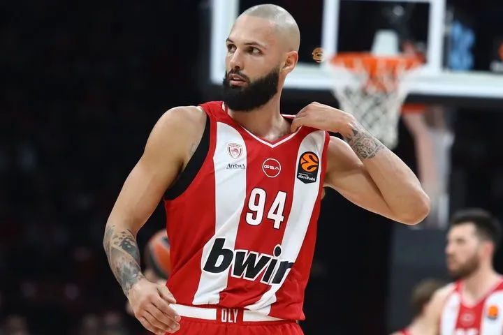 Ένταση στο Ντουμπάι: Αντιπαράθεση Φουρνιέ με οπαδό της Dubai BC στα court seats