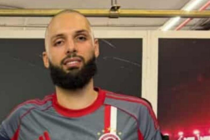 Ολυμπιακός: Οπαδός έκανε δώρο στον Φουρνιέ την ποδοσφαιρική φανέλα των ερυθρολεύκων που τον ξετρέλανε
