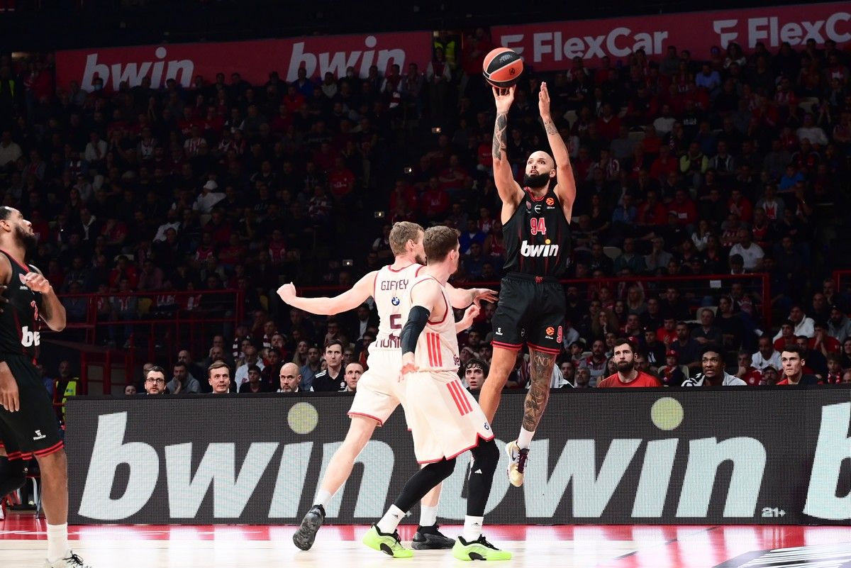 Απίθανο buzzer beater από τον ΦΟΥΡΝΙΕ στη λήξη της 3ης περίοδου κόντρα στην Μπάγερν