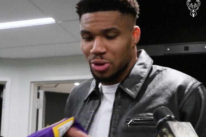 Ο Αντετοκούνμπο πήρε τη φανέλα του ΛεΜπρόν: “Ποτέ δεν ξέρεις, ίσως είναι το τελευταίο μας παιχνίδι ο ένας απέναντι στον άλλον”