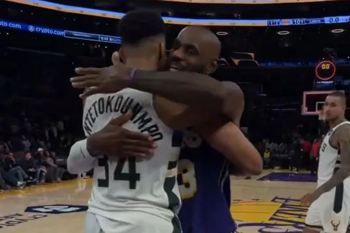 Λέικερς – Μπακς: Η αγκαλιά Γιάννη Αντετοκούνμπο – ΛεΜπρόν Τζέιμς μετά το φινάλε