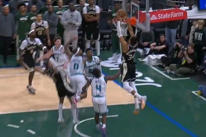 Μπακς: Το νικητήριο κάρφωμα και τα highlights της εμφάνισης του Γιάννη Αντετοκούνμπο απέναντι στους Χόρνετς