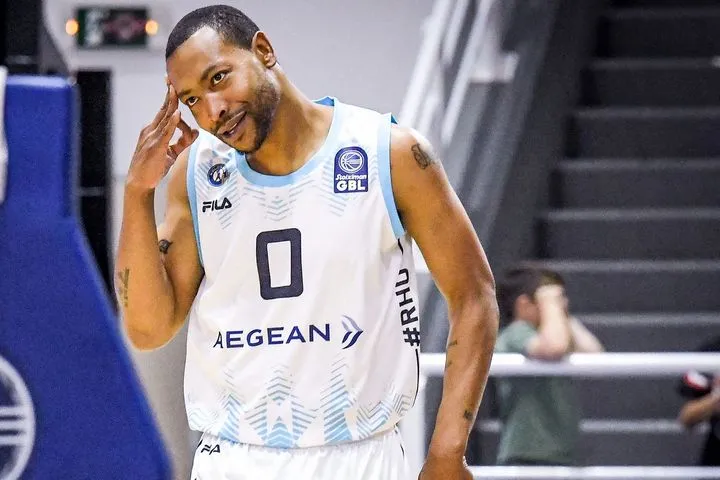 Ο Άντριου Γκάουντλοκ βρήκε νέα δουλειά στη Ρόδο μετά το διαζύγιο με τον Κολοσσό