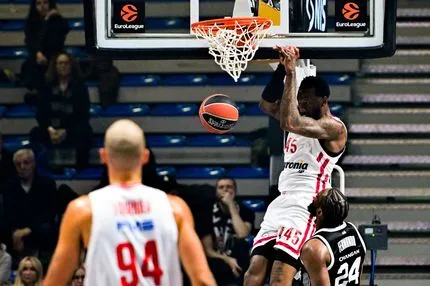 Η δημιουργία του Γουόκαπ και το θεαματικό κάρφωμα του Χολ στο ματς Παρτίζαν - Ολυμπιακός