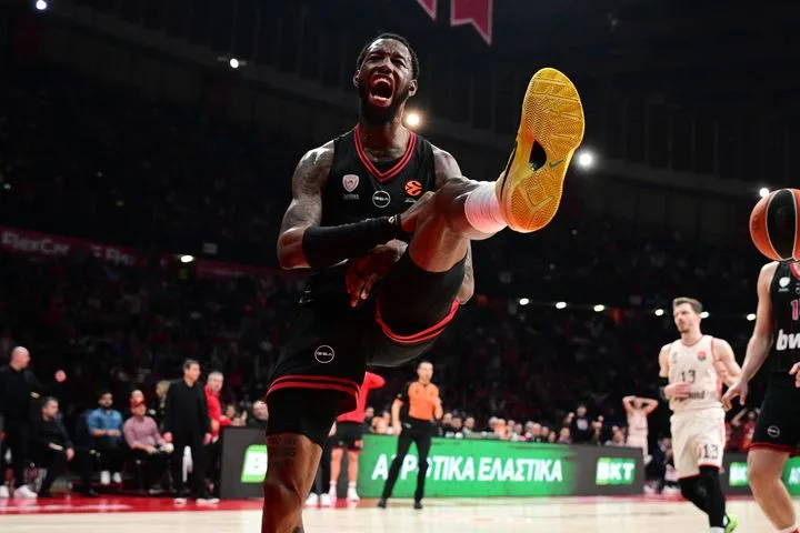 Τρομερό alley-oop κάρφωμα του Χολ από ασίστ Ντόρσεϊ, παραλίγο να διαλύσει την μπασκέτα ο Αμερικανός