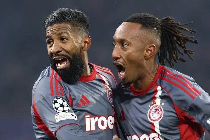 To μαγικό γκολ του Μαρτίνς, η υπέροχη κεφαλιά του Έσε και τα highlights από το μεγάλο διπλό του Ολυμπιακού επί του Άγιαξ