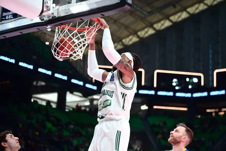 Ο Σορτς ύψωσε και ο Χολμς κόντεψε να “σπάσει” την μπασκέτα