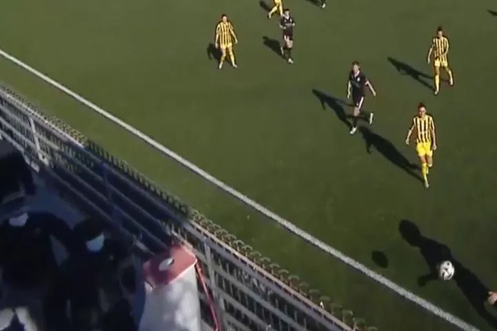 AEK: VIDEΟ από την εισβολή κουκουλοφόρων στην αναμέτρηση ποδοσφαίρου γυναικών της Ένωσης με τον Οδυσσέα