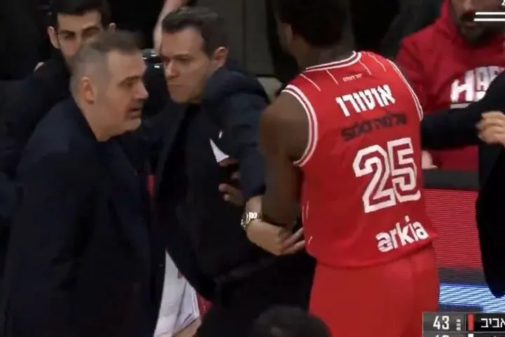 Εκτός εαυτού ο Ιτούδης με τους διαιτητές, δεν τον έκανε καλά ούτε ο Οτούρου