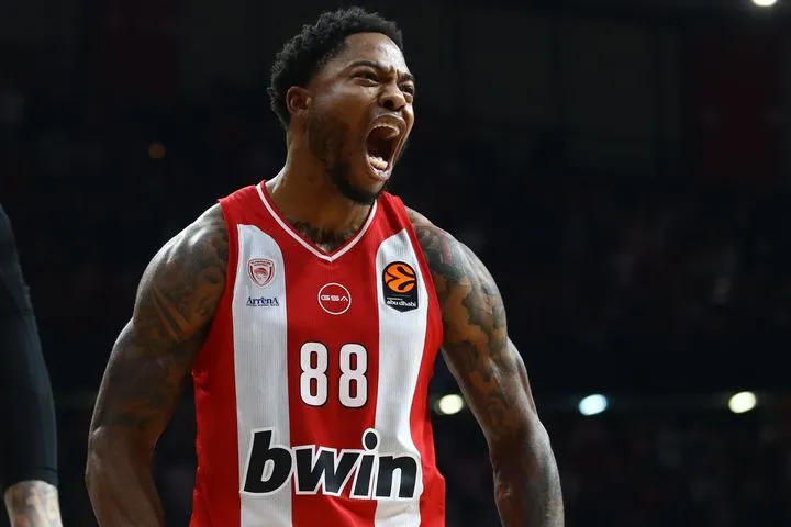 Ολυμπιακός – Μπαρτσελόνα: Ο Τζόουνς έσβησε τα φώτα στον Πάντερ