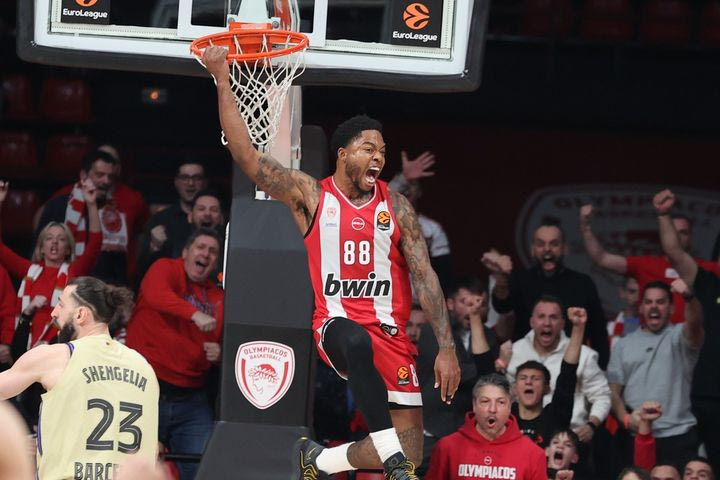 Ολυμπιακός – Μπαρτσελόνα: Αυτοκρατορικό κάρφωμα, lay up και παθιασμένος πανηγυρισμός του Τζόουνς