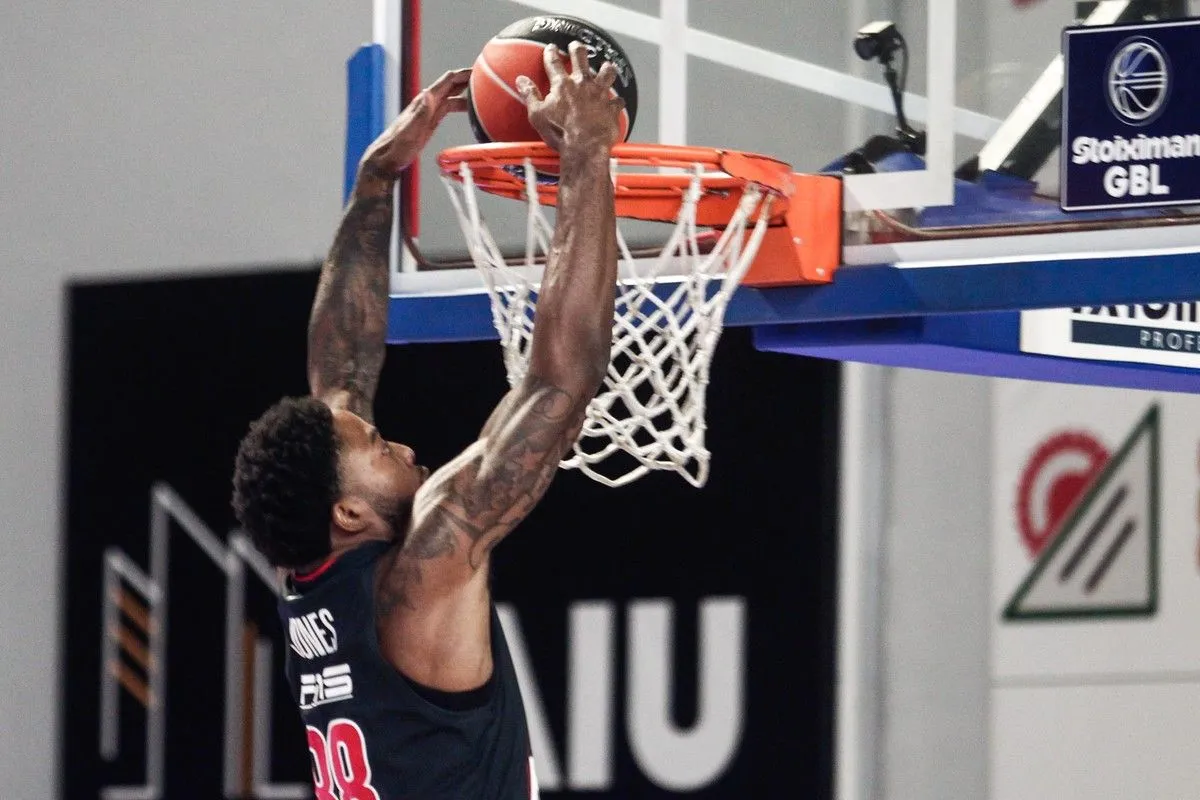 Κάρφωμα στον αιφνιδιασμό το πρώτο καλάθι του Ταϊρίκ Τζόουνς με τη φανέλα του Ολυμπιακού