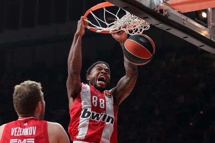 Ολυμπιακός – Μπαρτσελόνα: Τρομερό κάρφωμα του Τζόουνς δύο λεπτά πριν τη λήξη