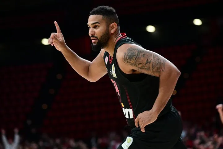 Τρίποντο το πρώτο καλάθι του Κόρι Τζόσεφ με τη φανέλα του Ολυμπιακού στην Stoiximan GBL