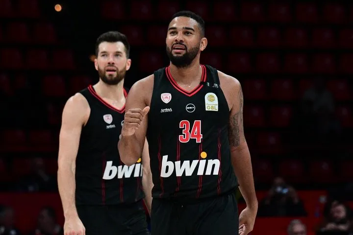 Ο Πίτερς, ο Τζόσεφ και τα υπόλοιπα highlights από τη νίκη του Ολυμπιακού κόντρα στο Περιστέρι Betsson