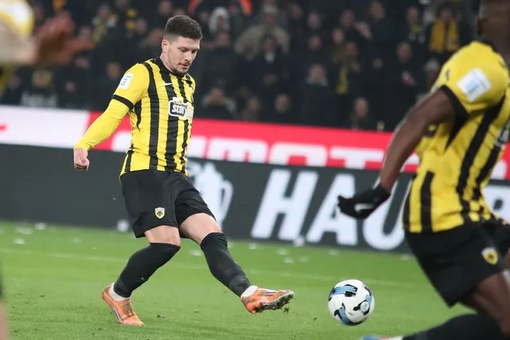 Καρέ τερμάτων από τον Γιόβιτς, που έσπρωξε την μπάλα στα δίχτυα έπειτα από αέρινη κίνηση του Ρότα