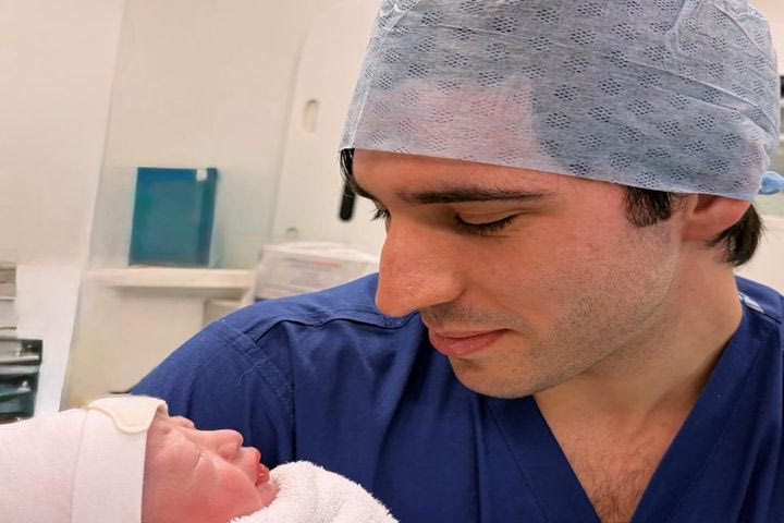 Ο Σάντρο Τονάλι έγινε πατέρας – Οι πρώτες φωτογραφίες από το μαιευτήριο