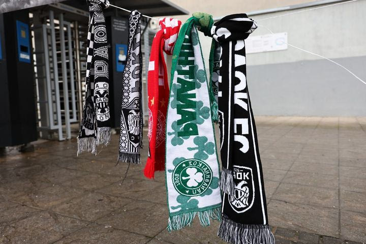 Οπαδοί ΠΑΟΚ, τροχαίο Ρουμανία: Κασκόλ του Ολυμπιακού, του Παναθηναϊκού και της ΑΕΚ στην Τούμπα ως φόρος τιμής για τους επτά αδικοχαμένους φίλους του Δικεφάλου