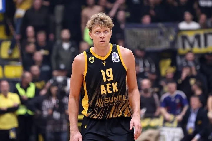 BasketNews: "Ο Κουζμίνσκας σκέφτεται να αποχωρήσει από την AEK, η οποία του χρωστά χρήματα"