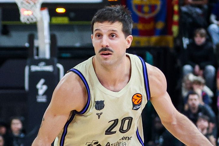 Ολυμπιακός – Μπαρτσελόνα: Ο Λαπροβίτολα ξέσπασε στον πάγκο και δέχθηκε χάρτινο ποτήρι από την εξέδρα