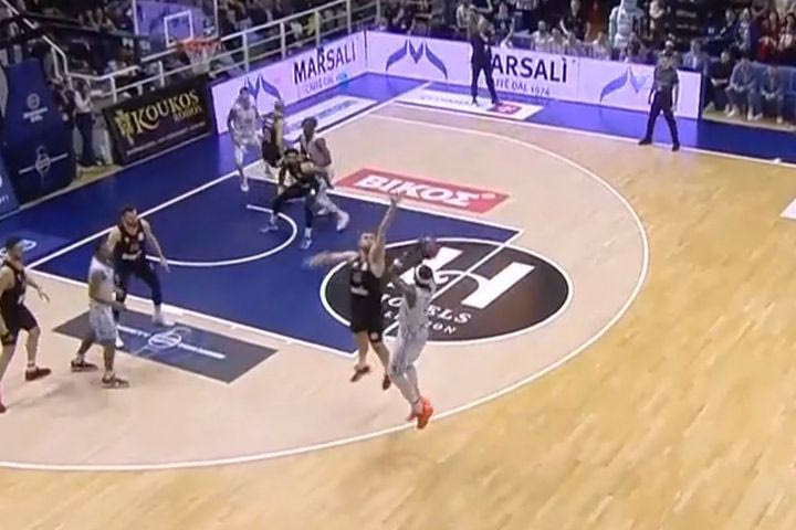 Το buzzer beater του Μακ μπροστά στον Σάσα Βεζένκοβ