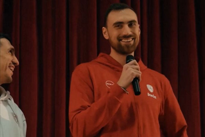 Ο Νίκολα Μιλουτίνοβ μίλησε στα παιδιά των ακαδημιών του Ολυμπιακού σε άπταιστα ελληνικά