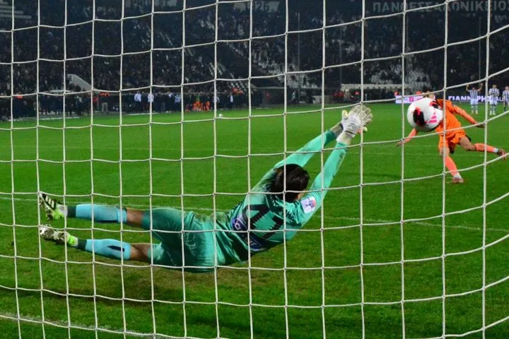 Η ηρωική απόκρουση του Μοναστηρλή στα πέναλτι που έδωσε στον ΠΑΟΚ την πρόκριση