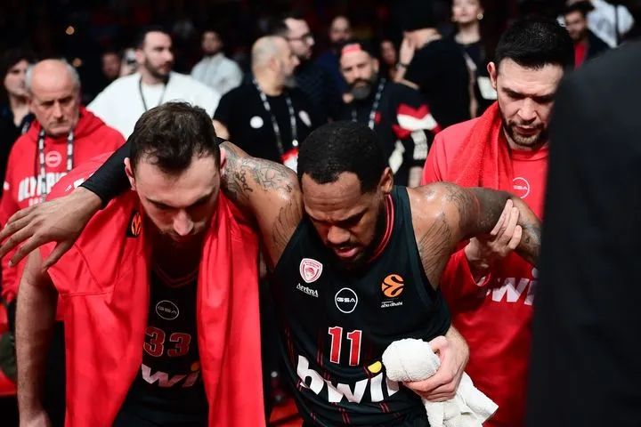 Ο Μόντε Μόρις αποχώρησε τραυματίας στο 35′ του Ολυμπιακός – Μπάγερν