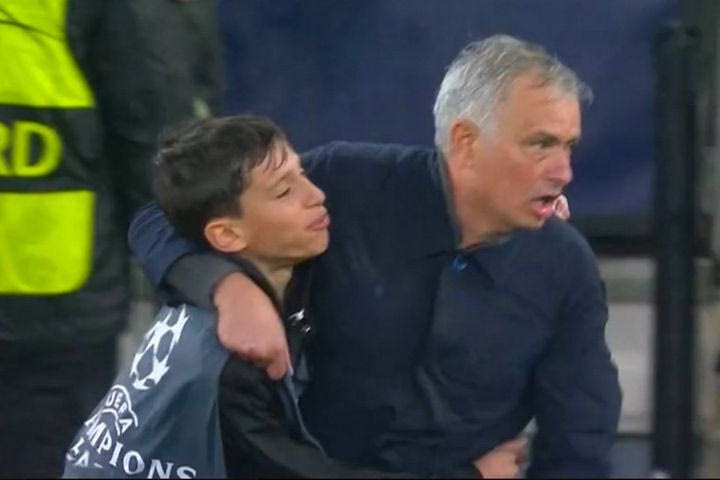 Μουρίνιο: Ο επικός πανηγυρισμός του Πορτογάλου μαζί με ball boy για το ασύλληπτο γκολ πρόκρισης της Μπενφίκα κόντρα στην Ρεάλ